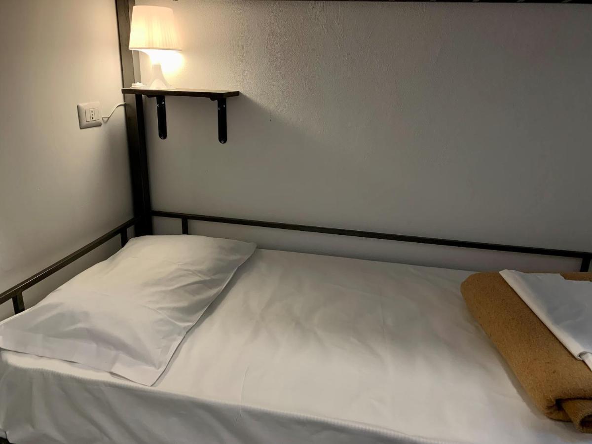 Lit Simple dans Dortoir Mixte